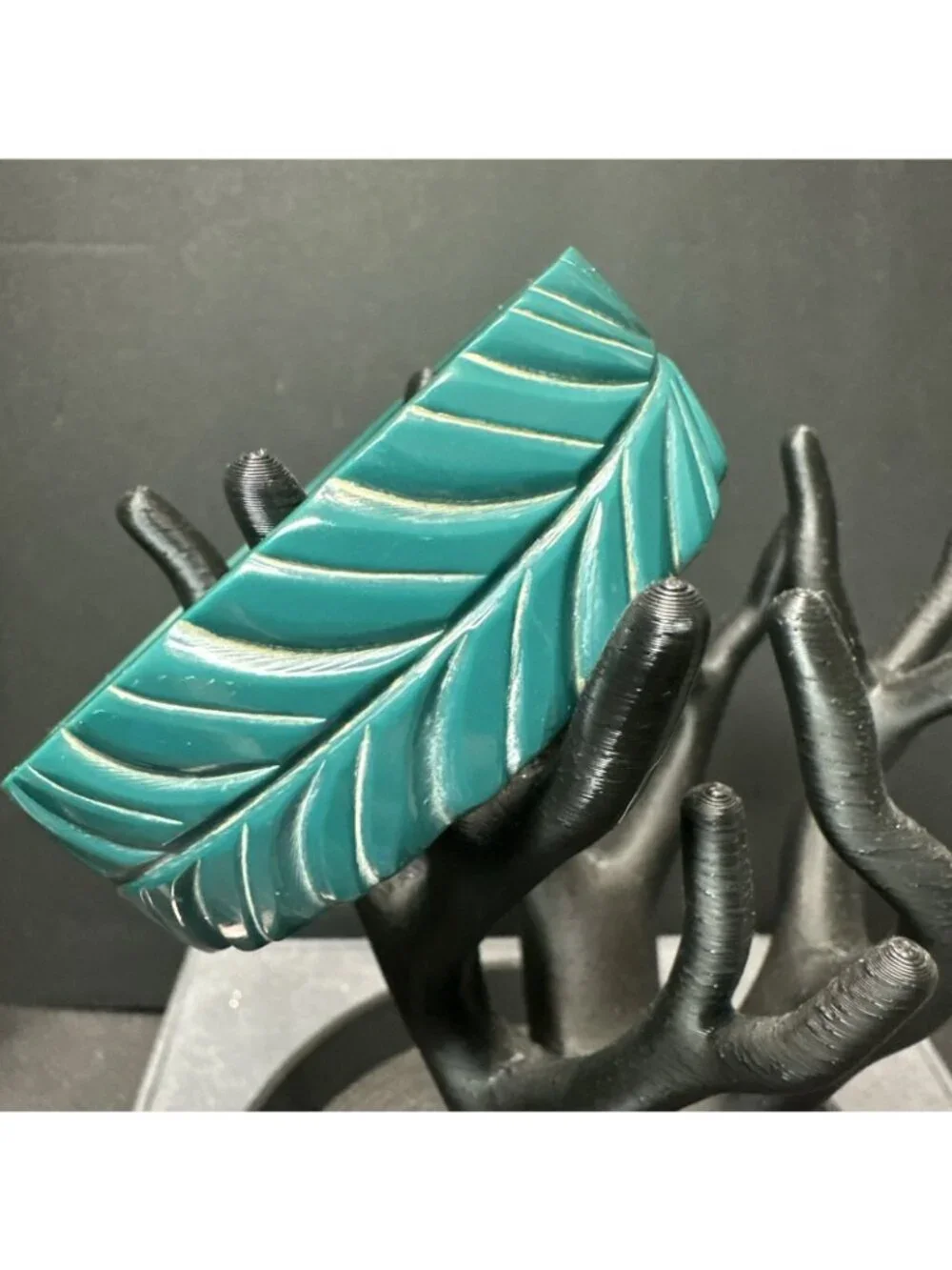 Vintage Acrylic MCM Dark Green Carved Leaf Tropical Tribal Bangle Bracelet